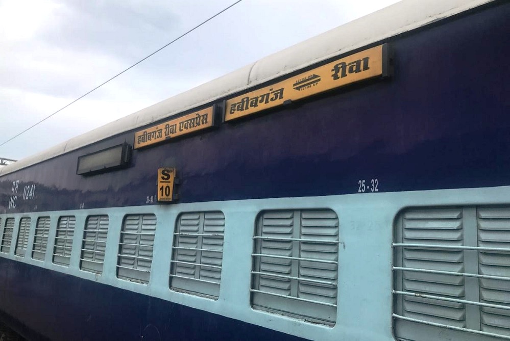 रीवा में रेवांचल एक्सप्रेस से चलती ट्रेन में यात्रियों का सामान लेकर भाग रहे चोर पकड़ाएं, लोगों ने की धुनाई, किया GRP के हवाले...